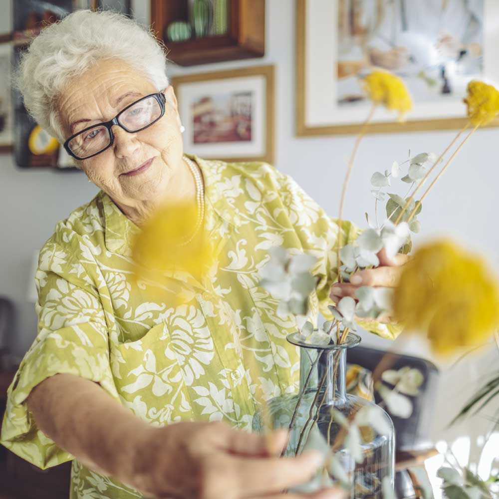 senior-with-flowers
