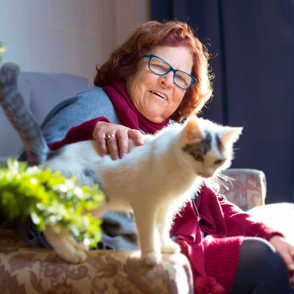 woman-with-cat